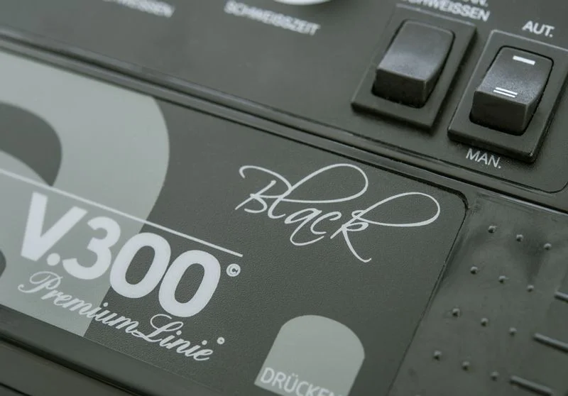 8_1 LaVa V.300 BLACK Vakuumiergerät - Detailansicht mit Schriftzug BLACK