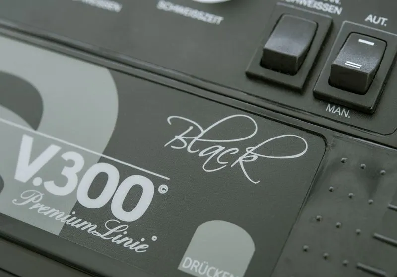 8_1 LaVa V.300 BLACK Vakuumiergerät - Detailansicht mit Schriftzug BLACK